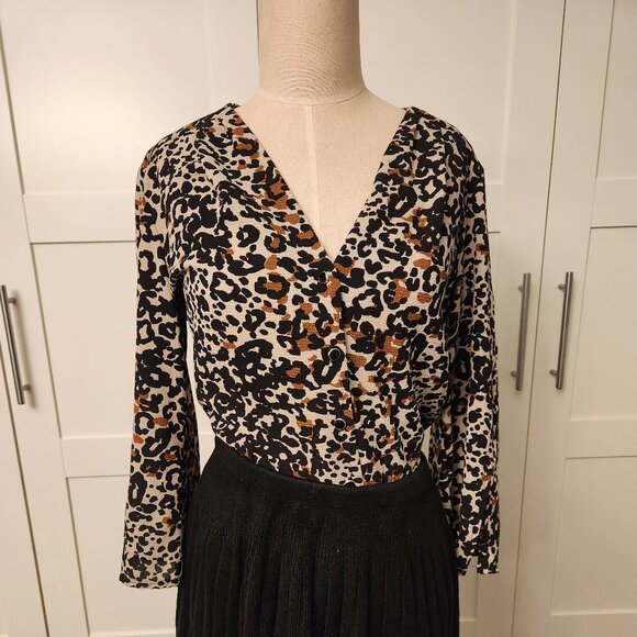 ivy ridge Tops - Ivy Ridge Bell Sleeve Womens Cheetah Print Blouse Size Medium  v neck